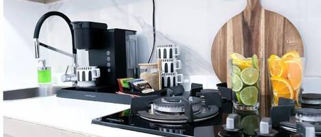 Kühlschrank, Mikrowelle, Herdplatte, Wasserkocher mit Kaffee-/Teezubehör