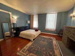 1 bedroom, desk, iron/ironing board, free WiFi - Charming, cheerful, comfortable, centrally located, and walkable!
(Pittsburgh)