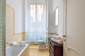 Shower, bidet, shampoo - Giulia Luxury Two Bedroom Apartment (Roma)