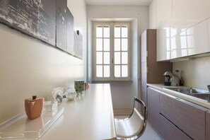 Kühlschrank, Ofen, Geschirrspüler, Wasserkocher mit Kaffee-/Teezubehör