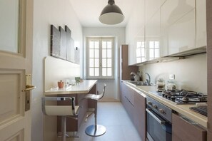 Kühlschrank, Ofen, Geschirrspüler, Wasserkocher mit Kaffee-/Teezubehör