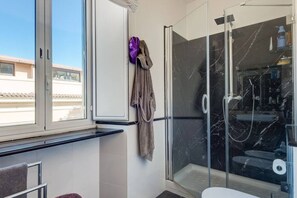 Douche, sèche-cheveux, bidet, shampoing
