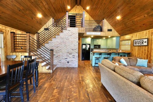 Southern Grace on the Caddo - HOT TUB!! -- on the RIVER!!