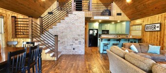 Southern Grace on the Caddo - HOT TUB!! -- on the RIVER!!