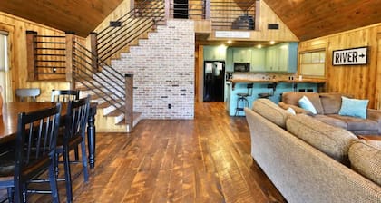 Southern Grace on the Caddo - HOT TUB!! -- on the RIVER!!