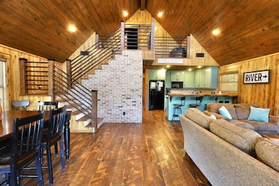 Southern Grace on the Caddo - HOT TUB!! -- on the RIVER!!