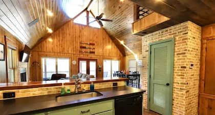 Southern Grace on the Caddo - on the RIVER! with HOT TUB!
