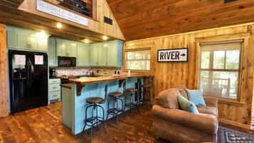 Televisor intel·ligent, llar de foc i llibres