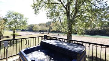 Banyera d'hidromassatge a l'aire lliure