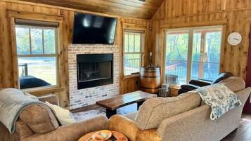 Televisor intel·ligent, llar de foc i llibres