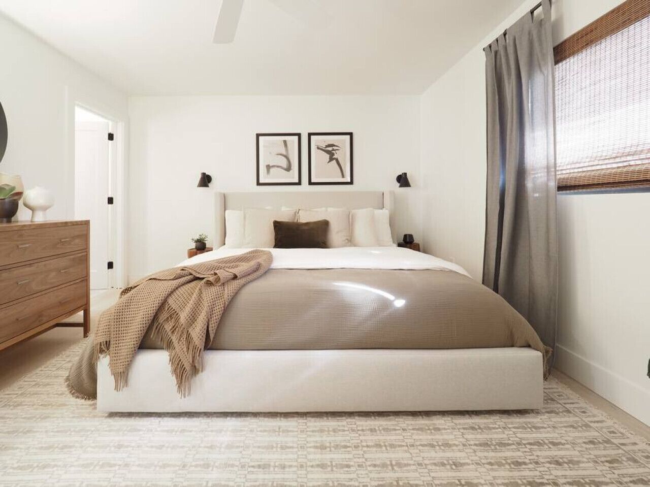 Een strijkplank/strijkijzer, wifi, beddengoed