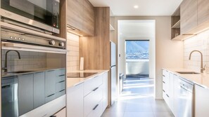 Fridge, microwave, oven, stovetop - Lakeside Escape - A peaceful Kelvin Heights retreat overlooking Lake Wakatipu. (Queenstown)
