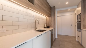 Réfrigérateur, four à micro-ondes, un four, surface de cuisson