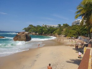 Una spiaggia nelle vicinanze