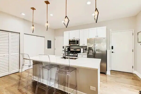 Kjøleskap, mikrobølgeovn, ovn og kokeplater