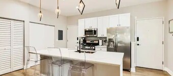University of Chicago Condo - 2 Baths, Private Parking & Private Entry
