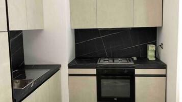 Réfrigérateur, four, plaque de cuisson