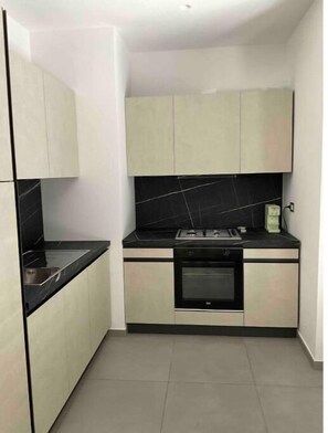 Refrigerador, horno, parrilla de estufa y utensilios de cocina 