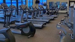 Ett gym med löpband, motionscyklar och styrketräningsmaskiner.