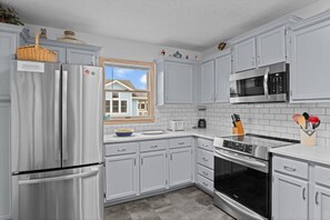 Fridge, microwave, oven, stovetop - 1712 - Happy Childhood, Ocean Sands, Private Pool, Hot Tub, Pool Table & More (Corolla)