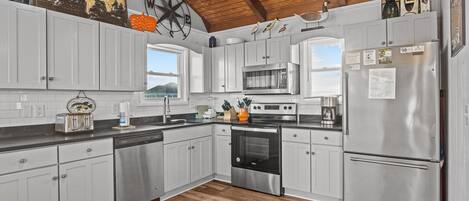 Een koelkast, een magnetron, een oven, een kookplaat