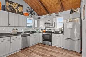 Kjøleskap, mikrobølgeovn, ovn og kokeplater