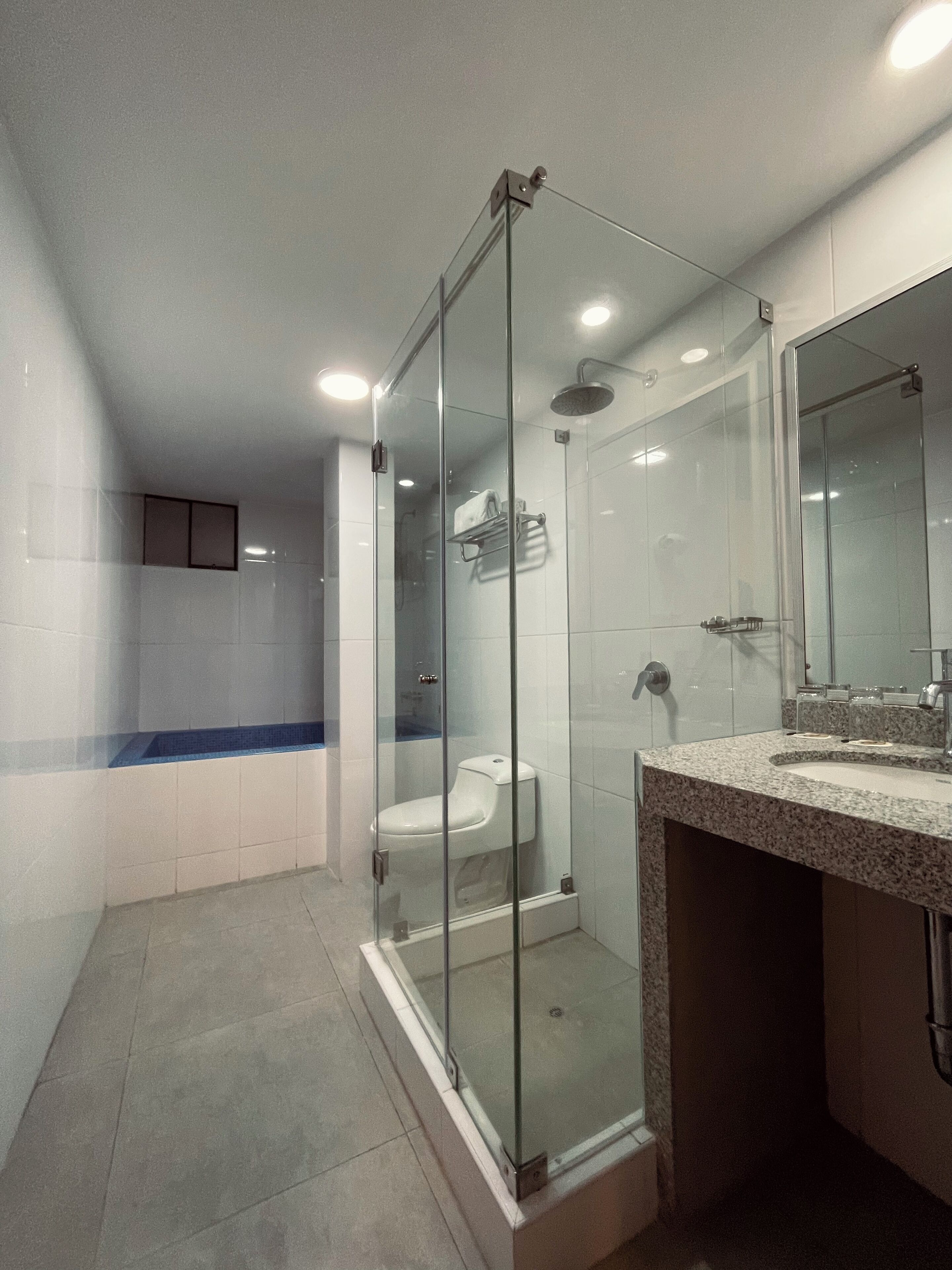Junior Suite, Pool View | Bathroom