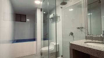 Junior Suite, Pool View | Bathroom