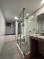 Suite junior, vistas a la piscina | Baño | Secador de pelo