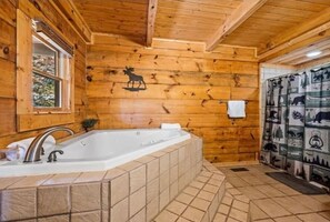 Douche, baignoire à jets, sèche-cheveux, serviettes fournies