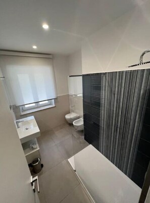 Regadera, amenidades de baño ecológicas, secadora de cabello, bidet 