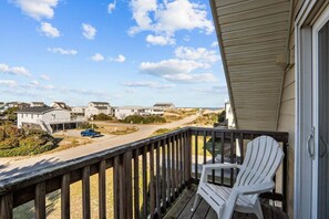 Property grounds - 6070- Cast Away, Nags Head Oasis: Pool w/ Tiki Bar & Hot Tub (Nags Head)
