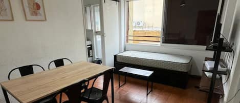 1 dormitorio, tabla de planchar con plancha, wifi y ropa de cama