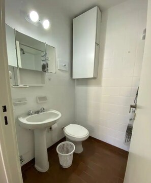 Hair dryer, towels, soap, shampoo - Comfortable apartment in Almagro (Buenos Aires)