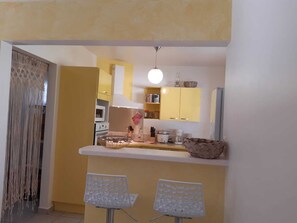 Fridge, microwave, oven, stovetop - Villa Très Récente, à Proximité des Commerces et des Plages du Nord Grande-terre (Petit-Canal)