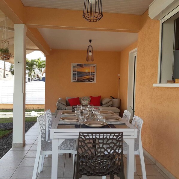 Outdoor dining - Villa Très Récente, à Proximité des Commerces et des Plages du Nord Grande-terre (Petit-Canal)