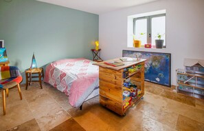 5 bedrooms, iron/ironing board, travel crib, free WiFi
