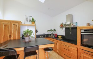 ثلاجة، فرن، موقد طهي مسطح، غسالة أطباق