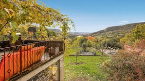 A balcony with a view of a lush valley and distant hills. - Stunning home in Darbres (Darbres)