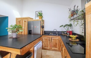 Réfrigérateur, micro-ondes, four, plaque de cuisson