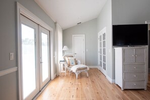 TV connectée, table de tennis de table, livres