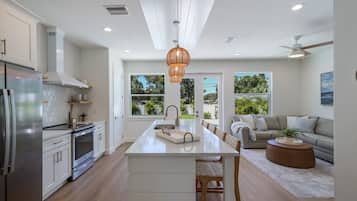 Jääkaappi, mikroaaltouuni, uuni, liesi