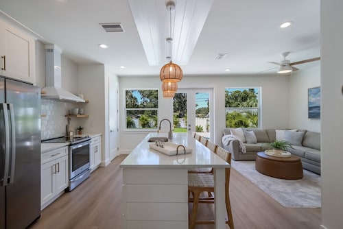 3BR Lux Home, Heated Pool, Fire Pit, Outdoor TV