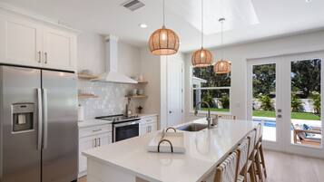 Jääkaappi, mikroaaltouuni, uuni, liesi