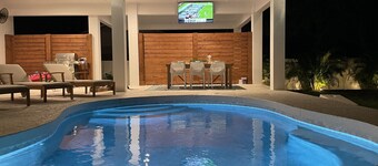 FALL SPECIALS - Lux Home, Heated Pool, Fire Pit