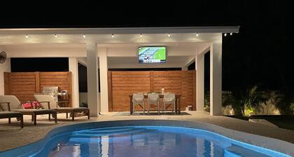 FALL SPECIALS - Lux Home, Heated Pool, Fire Pit