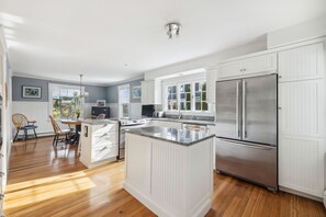 Fridge, microwave, oven, stovetop - Kennebunk's Golf and Beach Haven (Kennebunk)