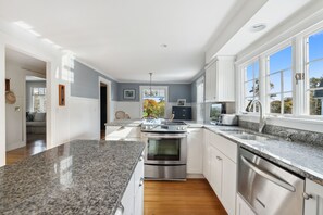 Fridge, microwave, oven, stovetop - Kennebunk's Golf and Beach Haven (Kennebunk)