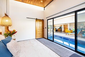 3 slaapkamers, een kluis op de kamer, een bureau