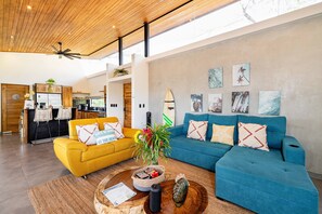 Smart TV, livros, aparelho de som